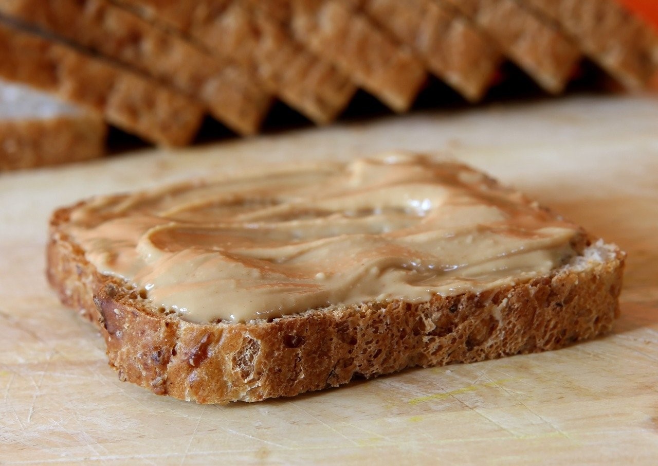 Арахісова паста часто використовується як намазка на хліб. Варіантів у цьому випадку може бути безліч – наприклад, у поєднанні з часником, зі скибочками помідора, тертим сиром | Блог Fitness Factor
